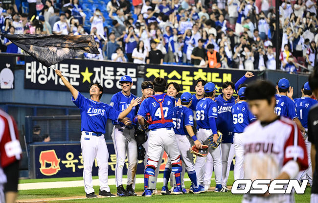 [OSEN=잠실, 조은정 기자]프로야구삼성 라이온즈가 7연승을 질주했다. LG 트윈스는 올 시즌 처음으로 스윕패를 당했다.삼성은1일 서울 잠실구장에서 열린 2025 KBO리그LG와 시즌 9차전 맞대결에서 6-4 재역전승을 거뒀다. 삼성은 KT 위즈를 반 경기 차이로 제치고 4위로 올라섰다.삼성이 승리를 기뻐하고 있다. 2025.06.01 /cej@osen.co.kr