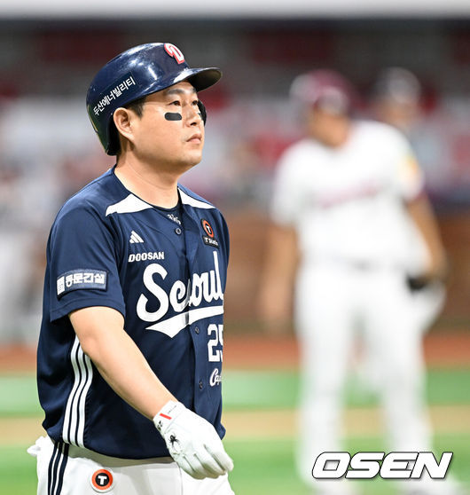 [OSEN=고척, 이대선 기자] 프로야구 키움 히어로즈가 35일 만에 2연승을 달렸다.키움은 1일(한국시간) 서울 고척스카이돔에서 열린 ‘2025 신한은행 SOL Bank KBO리그’ 두산 베어스와의 경기에서 1-0으로 승리했다. 5월을 4승 1무 22패 승률 .154로 마무리한 키움은 최근 7연패, 1승, 10연패를 기록했다. 하지만 지난달 31일 1-0으로 승리하며 연패를 끊었고 이날 경기에서는 4월 27일 이후 35일 만에 2연승에 성공했다.경기 종료 후 두산 양의지가 플라이로 물러나며 아쉬워하고 있다. 2025.06.01 /sunday@osen.co.kr