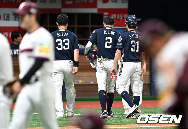 [OSEN=고척, 이대선 기자] 프로야구 키움 히어로즈가 35일 만에 2연승을 달렸다.키움은 1일(한국시간) 서울 고척스카이돔에서 열린 ‘2025 신한은행 SOL Bank KBO리그’ 두산 베어스와의 경기에서 1-0으로 승리했다. 5월을 4승 1무 22패 승률 .154로 마무리한 키움은 최근 7연패, 1승, 10연패를 기록했다. 하지만 지난달 31일 1-0으로 승리하며 연패를 끊었고 이날 경기에서는 4월 27일 이후 35일 만에 2연승에 성공했다.경기 종료 후 두산 선수들이 아쉬워하고 있다. 2025.06.01 