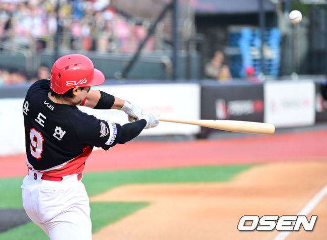 호쾌한 스윙으로 1회초 리드오프 홈런 쏘아올리는 윤도현.
