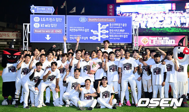 [OSEN=수원, 최규한 기자] 1일 수원 KT위즈파크에서 ‘2025 신한 SOL Bank KBO리그’ KT 위즈와 KIA 타이거즈의 경기가 열렸다.경기를 마치고 KT 박경수의 은퇴식이 진행됐다.박경수가 은퇴식에서 동료 선수들과 함께 기념촬영을 하고 있다. 2025.06.01 / 
