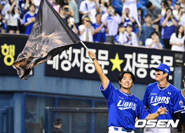 [OSEN=잠실, 조은정 기자]프로야구삼성 라이온즈가 7연승을 질주했다. LG 트윈스는 올 시즌 처음으로 스윕패를 당했다.삼성은1일 서울 잠실구장에서 열린 2025 KBO리그LG와 시즌 9차전 맞대결에서 6-4 재역전승을 거뒀다. 삼성은 KT 위즈를 반 경기 차이로 제치고 4위로 올라섰다.삼성 김태훈이 승리를 기뻐하고 있다. 2025.06.01 /cej@osen.co.kr