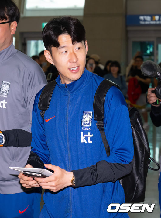 [OSEN=인천공항, 김성락 기자] 대한민국 축구 국가대표팀이 6일 오전 3시 15분(한국시간) 이라크와2026 국제축구연맹(FIFA) 북중미 월드컵 아시아 3차 예선 B조 경기를 치르기 위해 이라크 원정 출국길에 올랐다.한국은 B조에서 선두(4승 4무, 승점 16)를 달리고 있다. 2위는요르단(승점 13), 3위는 이라크(승점 12). 홍명보호는 남은 2경기에서 승점 1만 추가하면 11회 연속 본선 진출을 확정한다.축구대표팀 손흥민이 출국장으로 향하고 있다 .2025.06.02 / ksl0919@osen.co.kr