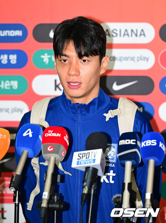 [OSEN=인천공항, 김성락 기자] 대한민국 축구 국가대표팀이 6일 오전 3시 15분(한국시간) 이라크와2026 국제축구연맹(FIFA) 북중미 월드컵 아시아 3차 예선 B조 경기를 치르기 위해 이라크 원정 출국길에 올랐다.한국은 B조에서 선두(4승 4무, 승점 16)를 달리고 있다. 2위는요르단(승점 13), 3위는 이라크(승점 12). 홍명보호는 남은 2경기에서 승점 1만 추가하면 11회 연속 본선 진출을 확정한다.축구대표팀 전진우가 취재진의 질문에 대답하고 있다. 2025.06.02 / ksl0919@osen.co.kr