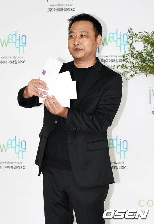 [OSEN=곽영래 기자] 28일 오후 서울 여의도 콘래드호텔에서 개그맨 유상무와 작곡가 김연지의 결혼식이 열렸다.하객으로 참석한 개그맨 김수용이 포토타임을 갖고 있다. / youngrae@osen.co.kr