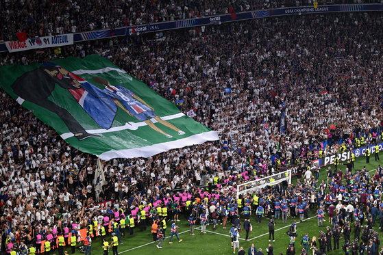 추모의 통천 그림을 든 PSG 팬들. [AFP=연합뉴스]