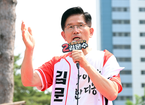 김문수 국민의힘 대선후보가 1일 경기도 남양주시 다산역 2번출구 앞에서 선거유세를 하고 있다. 임현동 기자