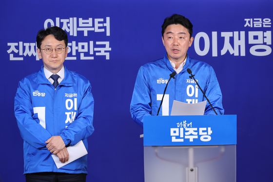 강훈식 더불어민주당 선대위 상황실장(오른쪽), 천준호 전략본부장이 30일 서울 여의도 중앙당사에서 기자간담회를 하는 모습. 2025.5.30/뉴스1