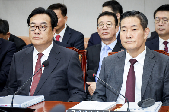정진석 대통령비서실장(왼쪽)과 신원식 국가안보실장이 지난해 11월 1일 오전 국회에서 열린 국회운영위원회 국정감사에 참석해 있다. 정 실장은 대선 당일인 3일, 신 실장은 인수인계를 위해 5일 대통령실을 떠난다. 전민규 기자.