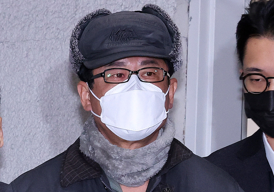 12·3 비상계엄 사태를 사전에 모의한 혐의를 받는 노상원 전 정보사령관이 지난해 12월24일 서울 은평구 서부경찰서에서 검찰로 송치되고 있다. 뉴스1