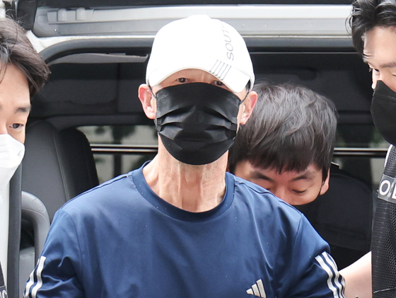 운행 중인 서울지하철 5호선 열차에서 불을 지른 원 모 씨가 2일 서울 양천구 서울남부지법에서 열린 구속 전 피의자 심문(영장실질심사)에 출석하고 있다. 원 모 씨는 지난달 31일 서울 여의나루역과 마포역 사이 터널 구간을 달리던 열차 안에서 인화성 액체를 뿌린 뒤 옷가지에 불을 붙여 방화한 혐의를 받는다. 뉴스1