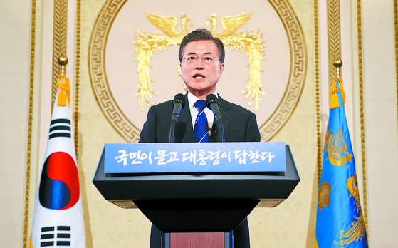 문재인 전 대통령이 취임 100일을 맞아 2017년 8월 17일 오전 청와대 영빈관에서 기자회견을 열고 회견문을 낭독하고 있다. 청와대 사진기자단