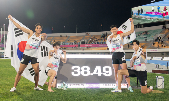 남자 400m 계주팀 나마디 조엘진, 서민준, 이준혁, 이재성(왼쪽부터). 아시아육상선수권대회에서 한국 신기록(38초49)으로 우승했다. [연합뉴스]