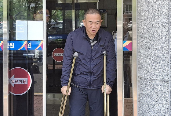 명태균 씨가 26일 창원지방법원에서 열린 정치자금법 위반 혐의 5차 공판 오전 재판을 마친 뒤 법정을 나서고 있다. 뉴스1