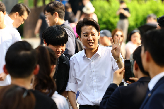 이준석 개혁신당 대선 후보가 1일 경기도 화성시 동탄호수공원에서 열린 유세를 마친 뒤 시민들과 기념촬영 하고 있다. 김종호 기자 20250601