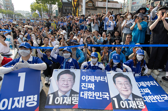 이재명 더불어민주당 대선후보 운동원과 시민들이 1일 울산시 유세에서 이 후보 포스터를 들고 환호하고 있다. [뉴시스]