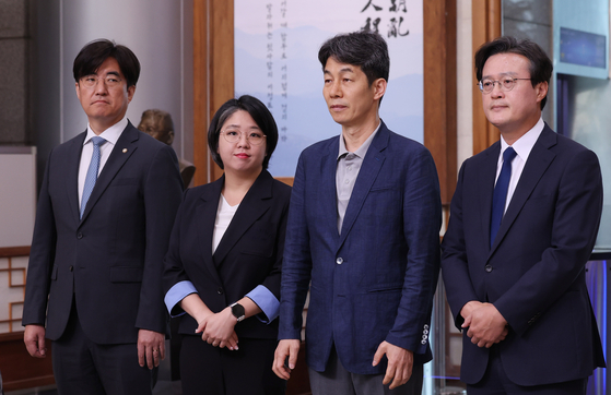 윤건영 더불어민주당 의원을 비롯한 국회 행정안전위원회 소속 의원들이 지난 1일 오전 서울 서대문구 경찰청에서 댓글 부대 운영 리박스쿨 관련 항의 방문을 마친 뒤 자리를 옮기고 있다. 왼쪽부터 김성회, 용혜인, 윤건영, 채현일 의원. 뉴스1
