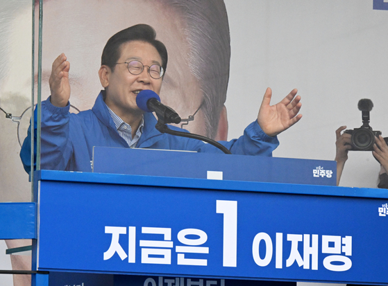 더불어민주당 이재명 대선 후보가 선거를 하루 앞둔 2일 경기도 스타필드 하남점 광장에서 열린 유세에서 시민들에게 지지를 호소하고 있다. 김성룡 기자/ 2025.06.02