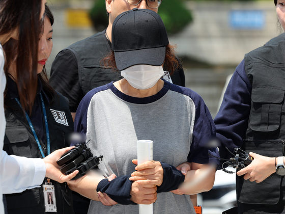 제21대 대통령 선거 사전투표 첫날 서울 강남구의 한 투표소에서 배우자의 신분증으로 대리 투표한 혐의를 받는 선거사무원 A 씨가 1일 오후 서울 서초구 서울중앙지법에서 열린 구속 전 피의자 심문(영장실질심사)에 출석하고 있다. 뉴스1
