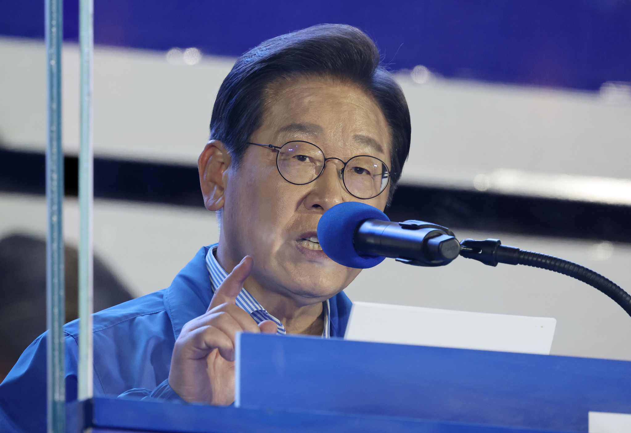 이재명 더불어민주당 대선 후보가 2일 오후 서울 여의도공원 문화의마당에서 마지막 유세를 하고 있다. 김성룡 기자