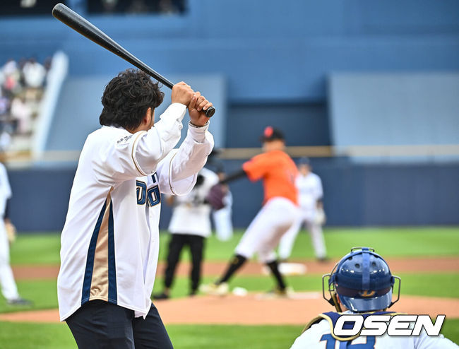 [OSEN=창원, 이석우 기자] 박석민 코치가 시타를 하고 첫째 아들 박준현(천안북일고 투수)군이 시구를 하고 있다. 2024.05.11 / foto0307@osen.co.kr