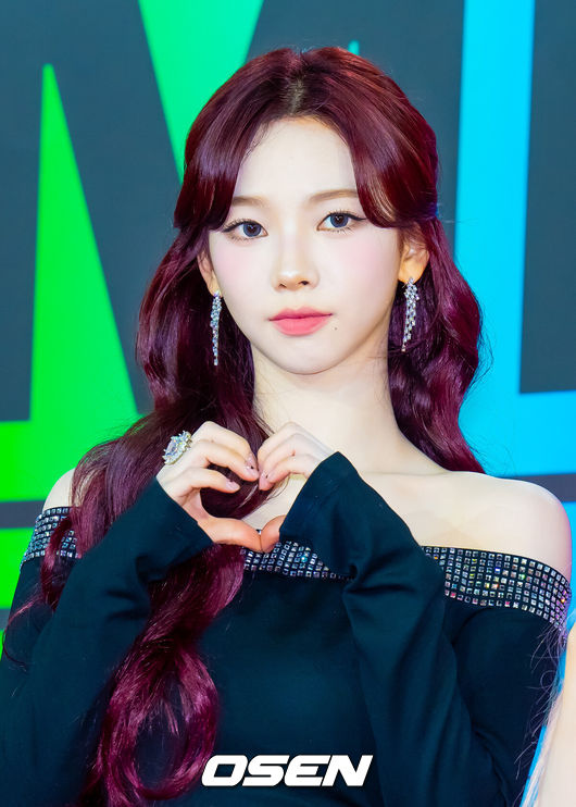 [OSEN=민경훈 기자] 30일 오후 인천 중구 운서동 인스파이어 아레나에서 ‘2024 멜론 뮤직어워드’(MMA) 레드카펫이 진행됐다.MMA는 멜론의 객관적 데이터와 이용자들의 투표 및 전문가 심사를 통해 아티스트의 1년간 성과를 널리 기리고 알리는 대한민국 최대 규모의 음악 시상식 및 페스티벌이다. 올해 슬로건은 뉴 스트림 오브 K팝(NewStreamofK-POP)이다.에스파 카리나가 입장하며 포즈를 취하고 있다. 2024.11.30 / rumi@osen.co.kr