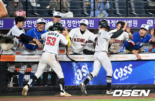 [OSEN=대전, 이대선 기자] 2일 오후 대전 한화생명볼파크에서 ‘제3회 한화이글스배 고교vs대학 올스타전’이 열렸다.올해로 3회째를 맞는 한화이글스배 고교vs대학 올스타전은 한화 구단과 KBSA가 공동으로 주최하는 이벤트 경기다.5회말 2사 2,3루에서 대학팀 김동휘의 2타점 적시 3루타 때 홈을 밟은 최유빈과 박문순이 더그아웃에서 환호하고 있다. 2025.06.02 /sunday@osen.co.kr