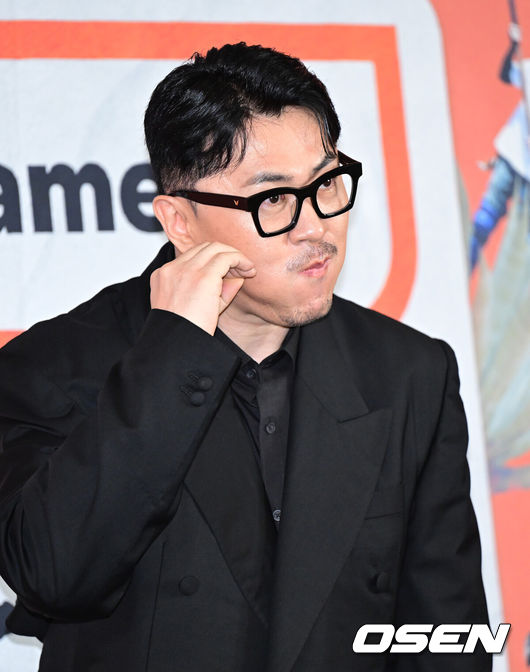 [OSEN=최규한 기자] 20일 오후 서울 상암 스탠포드 호텔에서 JTBC 새 예능 프로그램 'My name is 가브리엘' 제작발표회가 열렸다.'My name is 가브리엘(마이 네임 이즈 가브리엘)'은 아무도 나를 모르는 곳에서 세계 80억 인구 중 한 명의 이름으로 72시간 동안 '실제 그 사람의 삶'을 살아가는 관찰 리얼리티 예능이다.제작사 테오(TEO) 설립 후 다양한 프로젝트를 선보이고 있는 김태호 PD와 '놀라운 토요일', '혜미리예채파' 등을 연출한 이태경 PD가 의기투합해 선보이는 프로그램으로 박명수, 염혜란, 홍진경, 지창욱, 박보검, 가비, 덱스가 라인업으로 확정돼 기대를 더하고 있다. 가수 데프콘이 포토타임을 하고 있다. 2024.06.20 / dreamer@osen.co.kr