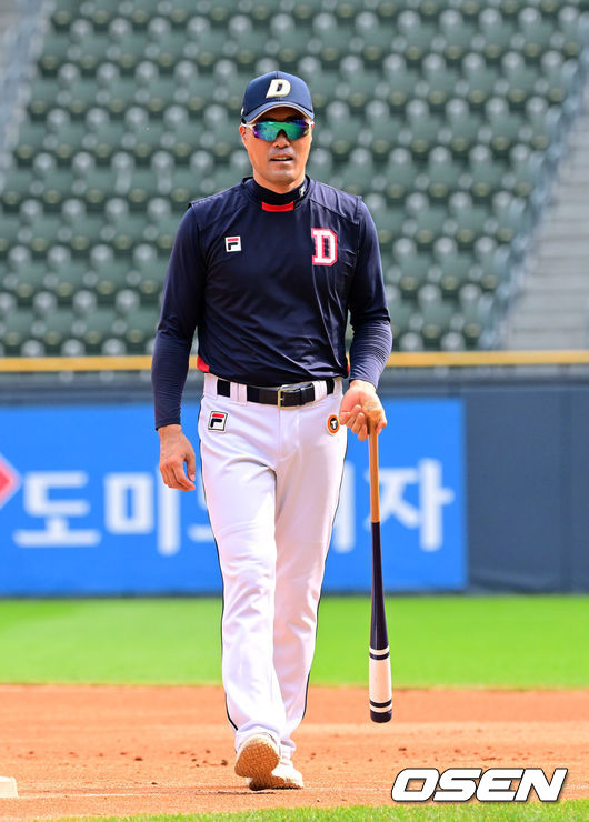 [OSEN=잠실, 지형준 기자] 24일 오후 서울 잠실야구장에서2024 신한 SOL Bank KBO리그 두산 베어스와 키움 히어로즈의 경기가 열렸다.이날 두산은 우완 곽빈, 키움은 우완 하영민을 각각 선발로 내세웠다.두산 조성환 코치가 훈련을 지도하고 있다. 2024.07.24 / jpnews@osen.co.kr