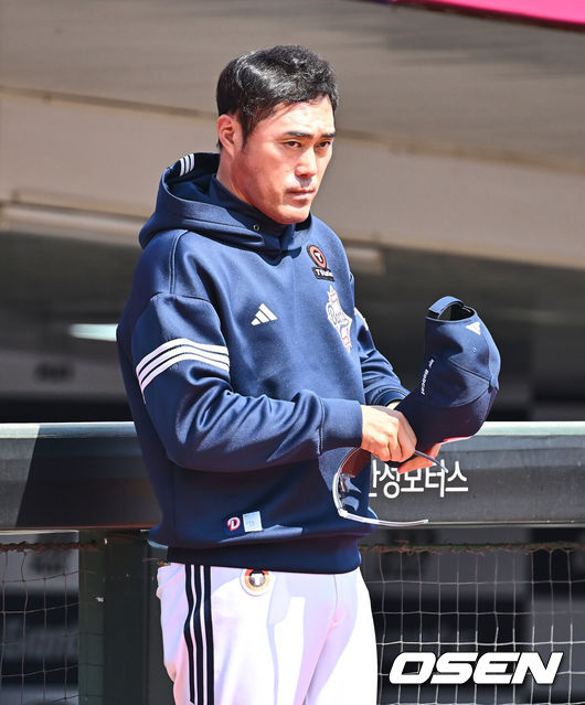 [OSEN=부산, 이석우 기자] 두산 베어스 조성환 코치 187 2025.04.06 / foto0307@osen.co.kr