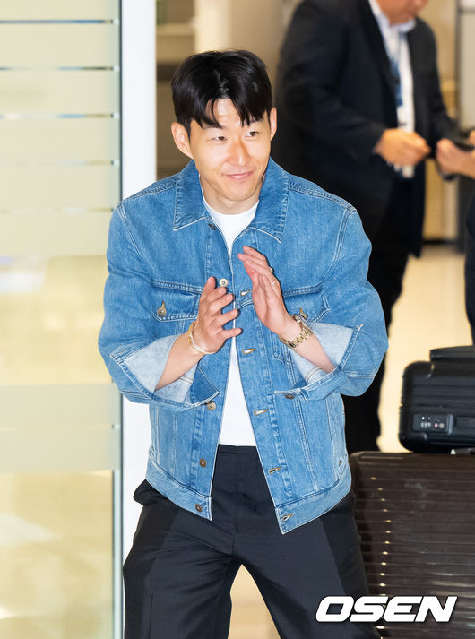 [OSEN=인천공항, 김성락 기자] 27일 오후 잉글랜드 프리미어리그(EPL) 토트넘 손흥민이 인천국제공항을 통해 입국했다. 손흥민은 지난 22일(한국시간) 유럽축구연맹(UEFA) 유로파리그(UEL)에서 프로 데뷔 15시즌 만에 첫 우승컵을 따냈다. 한편, 손흥민은 오는 6월 이라크, 쿠웨이트와의 2026 북중미 월드컵 아시아 3차예선 B조 9~10차전을 준비할 예정이다. 손흥민이 입국장을 나서고 있다.  2025.05.27 / ksl0919@osen.co.kr  