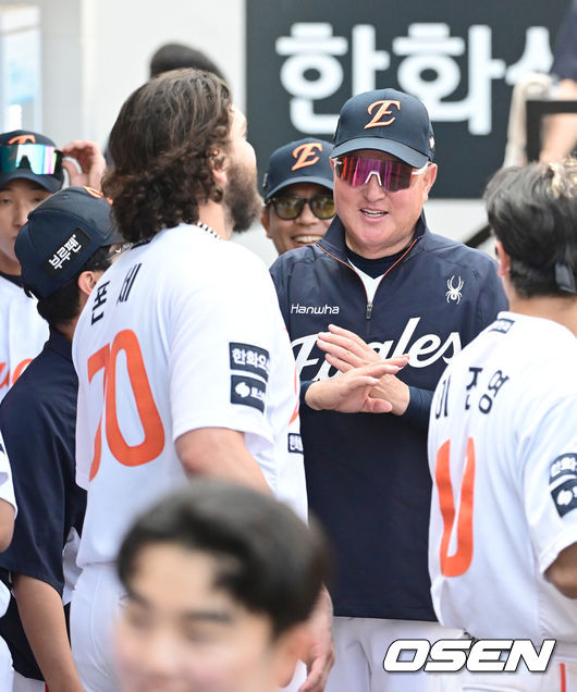 [OSEN=대전, 김성락 기자] 3일 오후 대전 한화생명볼파크에서 ‘2025 신한 SOL Bank KBO리그’ 한화 이글스와 KT 위즈의 경기가 열렸다.이날 홈팀 한화는 폰세, KT는 쿠에바스를 선발로 내세웠다.6회초 종료 후 한화 폰세, 김경문 감독이 더그아웃에서 이야기를 나누고 있다. 2025.06.03 / ksl0919@osen.co.kr