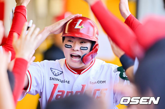 [OSEN=인천, 박준형 기자] 3일 오후 인천 SSG랜더스필드에서 ‘2025 신한 SOL BANK KBO리그’ SSG 랜더스와 삼성 라이온즈의 경기가 진행됐다.이날 경기에서 SSG는 김광현을, 삼성은 후라도를 선발투수로 내세웠다.1회말 2사 SSG 고명준이 백투백 홈런을 날린뒤 세리머니를 하고 있다.  2025.06.03   / soul1014@osen.co.kr