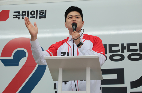 김용태 국민의힘 비상대책위원장이 2일 오후 울산 중구 홈플러스사거리에서 열린 국민의힘 울산선대위 피날레 유세에 참석해 김문수 대통령 후보를 향한 지지 연설을 하고 있다. 뉴스1