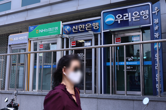 한국은행이 지난달 29일 기준금리를 0.25%포인트(p) 인하하자 은행권이 예·적금 금리를 낮추고 있다. 사진은 지난 3일 서울 시내 현금자동입출금기(ATM)의 모습. 연합뉴스