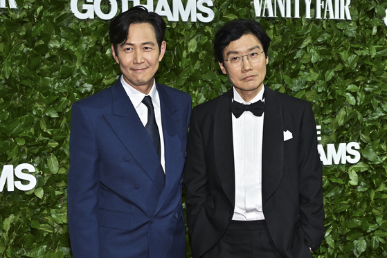 (왼쪽부터)배우 이정재와 황동혁 감독이 2일(현지시간) 미국 뉴욕에서 열린 '고섬어워즈' 시상식에 참여해 포즈를 취하는 모습. AP=연합뉴스