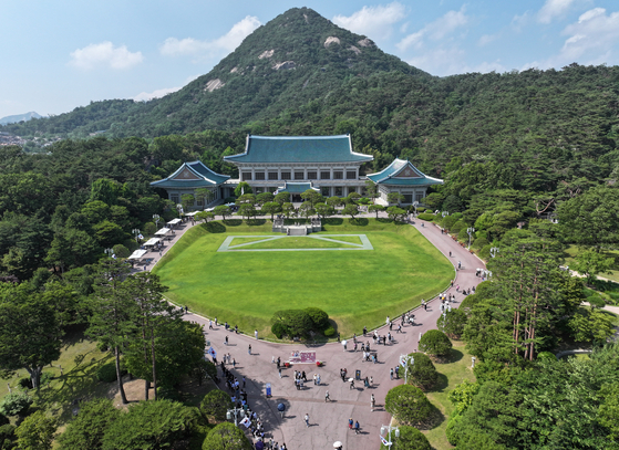 대통령 선거일인 3일 청와대가 관람객으로 붐비고 있다. 뉴스1