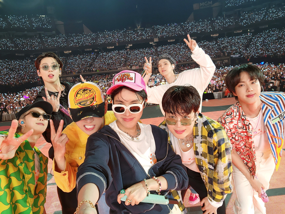 입대 전인 2022년 콘서트 무대에 오른 방탄소년단 멤버들 모습. 사진 빅히트 뮤직