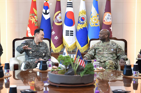 김명수 합참의장과 제이비어 브런슨 신임 한미연합군사령관이 지난 2월 서울 용산구 합참에서 만나 대화하고 있다. 브런슨 사령관은 한국을 중국과 일본 사이의 고정된 항공모함으로 표현했다.[뉴시스]