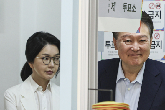 윤석열 전 대통령 부부가 서초구 원명초등학교에 마련된 서초4동 제3투표소에서 투표를 하기 위해 대기하고 있는 모습. 뉴스1