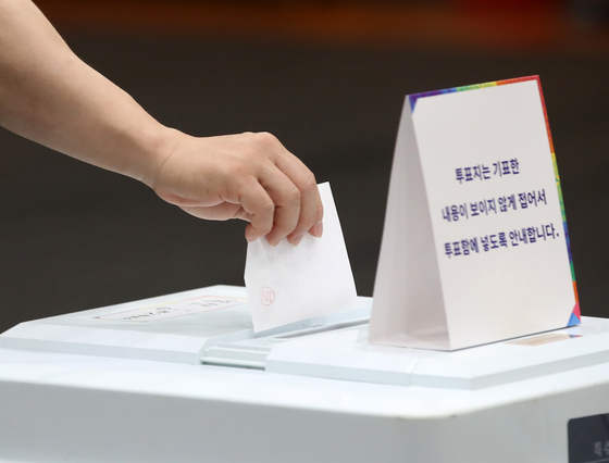 제21대 대통령 선거일인 3일 부산 동래구 내성초등학교 참빛관체육관에 마련된 복산동 제2투표소에서 유권자들이 투표를 하고 있다. 뉴스1