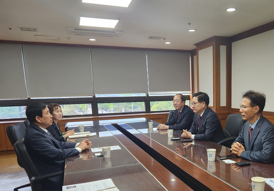 권명호 한국동서발전 사장(오른쪽 가운데)와 조길형 충주시장(왼쪽 첫번째)가 충주시 전력자립도 향상을 위한 협력 방안을 논의하고 있다.