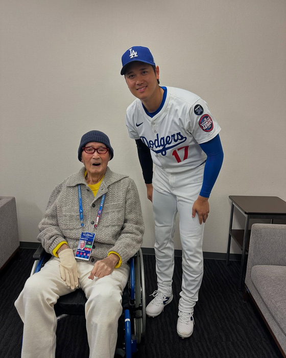 지난 3월 열린 MLB 도쿄시리즈에서 오타니 쇼헤이(오른쪽)가 나가시마 시게오 요미우리 종신 명예감독과 이야기를 나눈 뒤 사진을 찍고 있다. 사진 오타니 쇼헤이 인스타그램