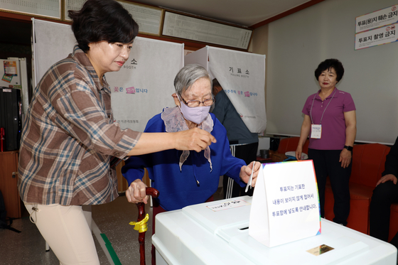 3일 오전 광주 계림 1동 제2투표소(계림경로당)에서 김정자(109)씨가 투표를 하고 있다. 뉴스1