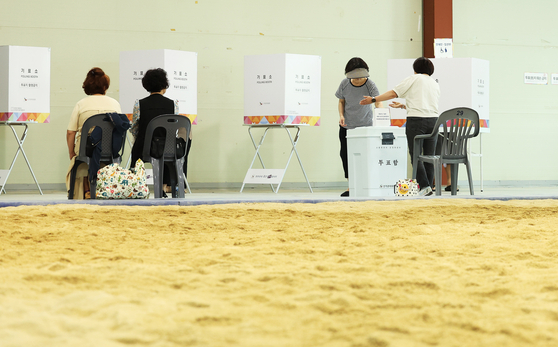 제21대 대통령선거 투표일인 3일 경기도 성남시 중원구 성남종합운동장 실내씨름장에 마련된 성남동 제2투표소에서 유권자들이 투표하고 있다. 연합뉴스