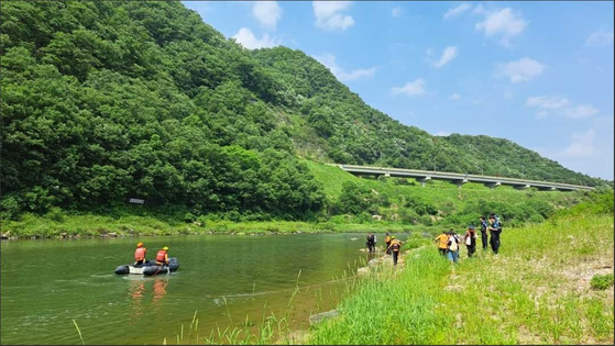 강원도 홍천군 북방면 굴지리 홍천강에서 수색 작업을 벌이는 경찰과 소방 당국. 강원특별자치도소방본부 제공
