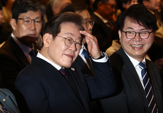 이재명 대통령(왼쪽)이 지난 5월 8일 서울 영등포구 중소기업중앙회에서 열린 선거대책위원회 직능본부 민생정책 협약식에서 이한주 민주연구원장과 자리하고 있다. 뉴스1