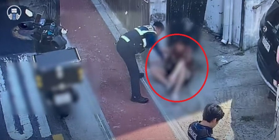 지난달 서울 한 골목길에서 수면제 복용을 한 남성이 차량을 운전하다 오토바이를 들이받았다. 사진은 사고를 낸 후 차량에서 나와 길에 앉아 있는 남성. 사진 유튜브 ‘서울경찰’ 캡처