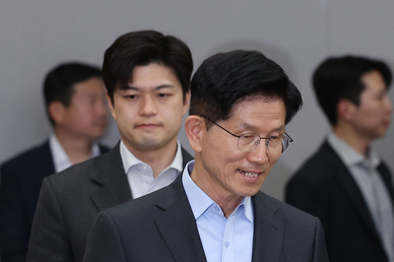 김문수 국민의힘 대통령 후보가 지난달 26일 경기 평택시 삼성전자 평택캠퍼스를 방문해 김용태 비대위원장과 함께 간담회실로 들어서고 있다. 뉴스1
