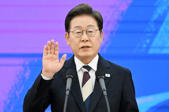 이재명 대통령이 4일 오전 서울 여의도 국회에서 제21대 대통령 취임 선서를 하고 있다. 뉴스1